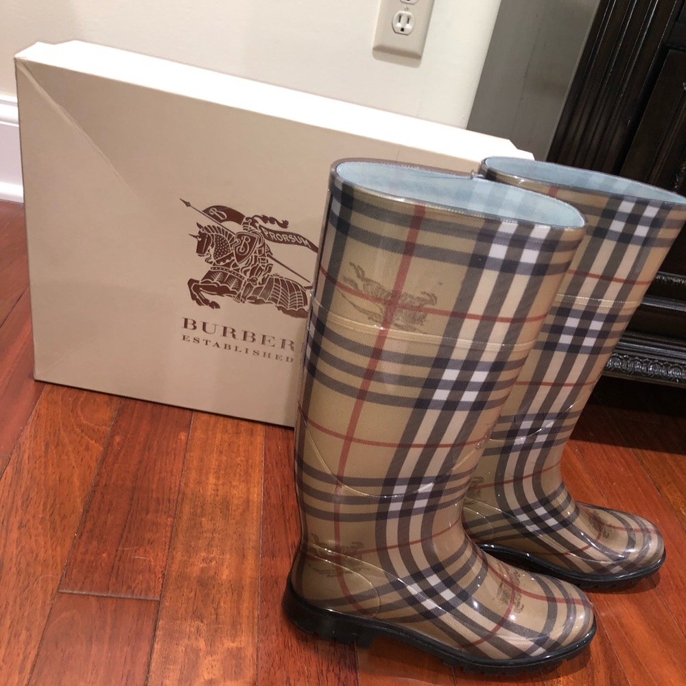 Authentic Burberry rain boots - Picture 1 of 4